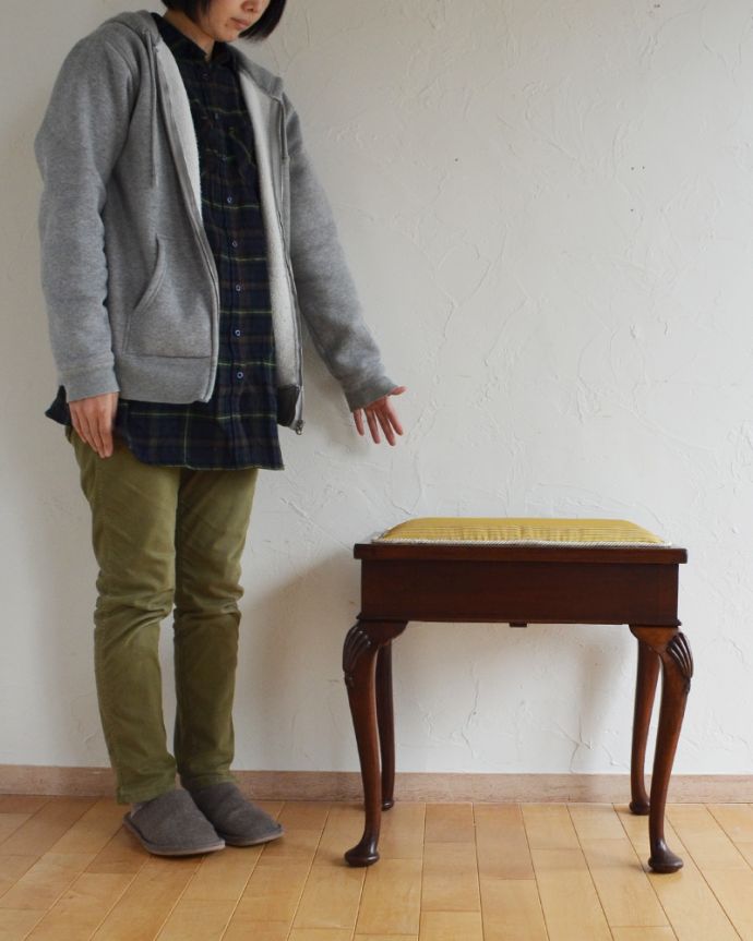 パッドフット　アンティーク チェア　マホガニー材のピアノスツール、気品漂うアンティーク英国家具。スツールとしてリビングではもちろん、玄関で靴を履く時用として飾っても素敵です。(k-1196-c)