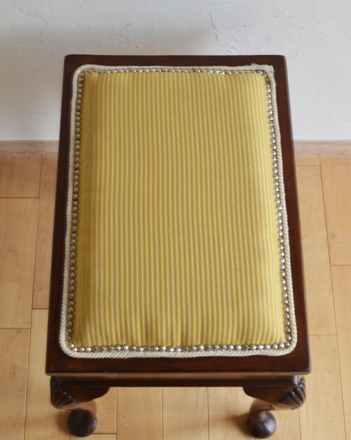 パッドフット　アンティーク チェア　マホガニー材のピアノスツール、気品漂うアンティーク英国家具。すわり心地がいい座面。(k-1196-c)