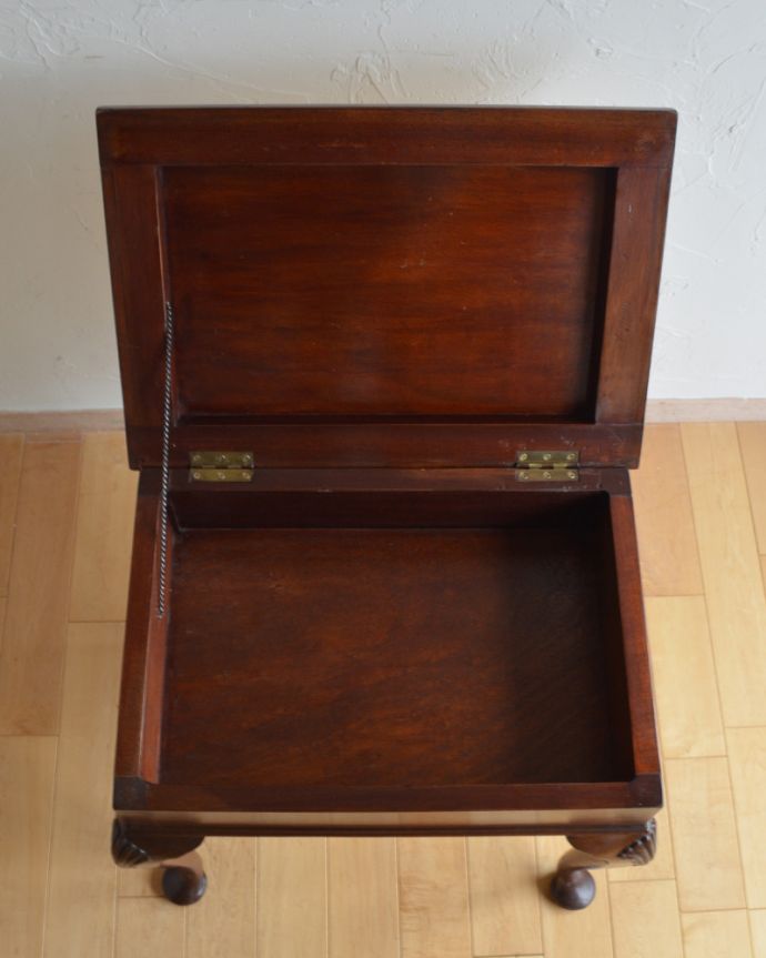 パッドフット　アンティーク チェア　マホガニー材のピアノスツール、気品漂うアンティーク英国家具。楽譜なら何冊か入りそうです。(k-1196-c)