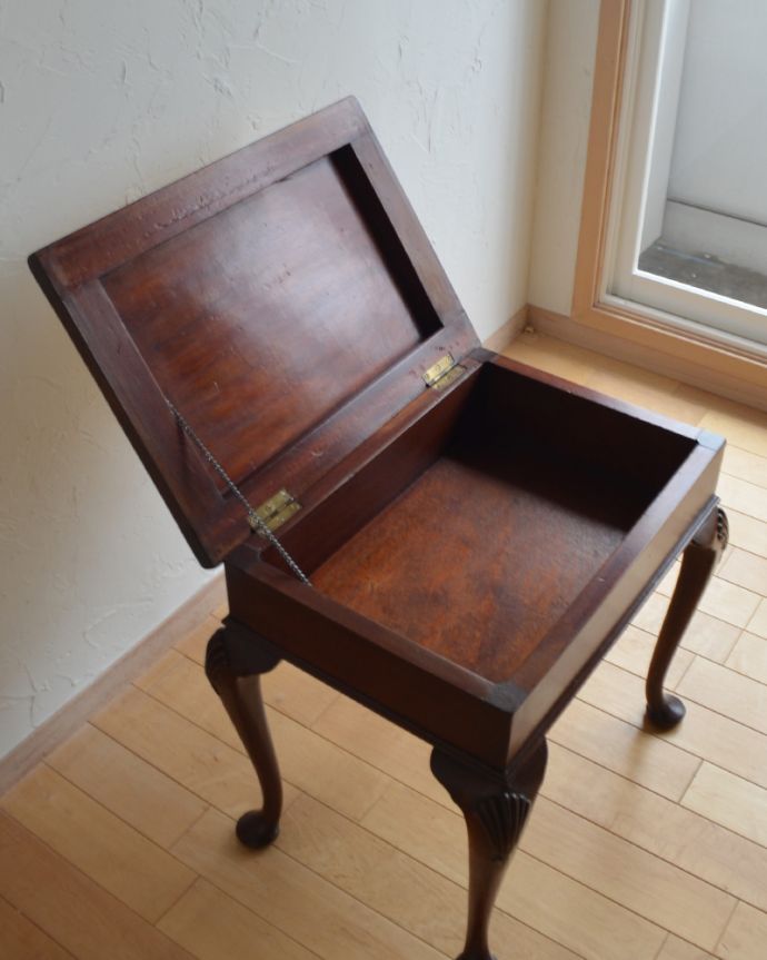 パッドフット　アンティーク チェア　マホガニー材のピアノスツール、気品漂うアンティーク英国家具。開閉はとても簡単です。(k-1196-c)