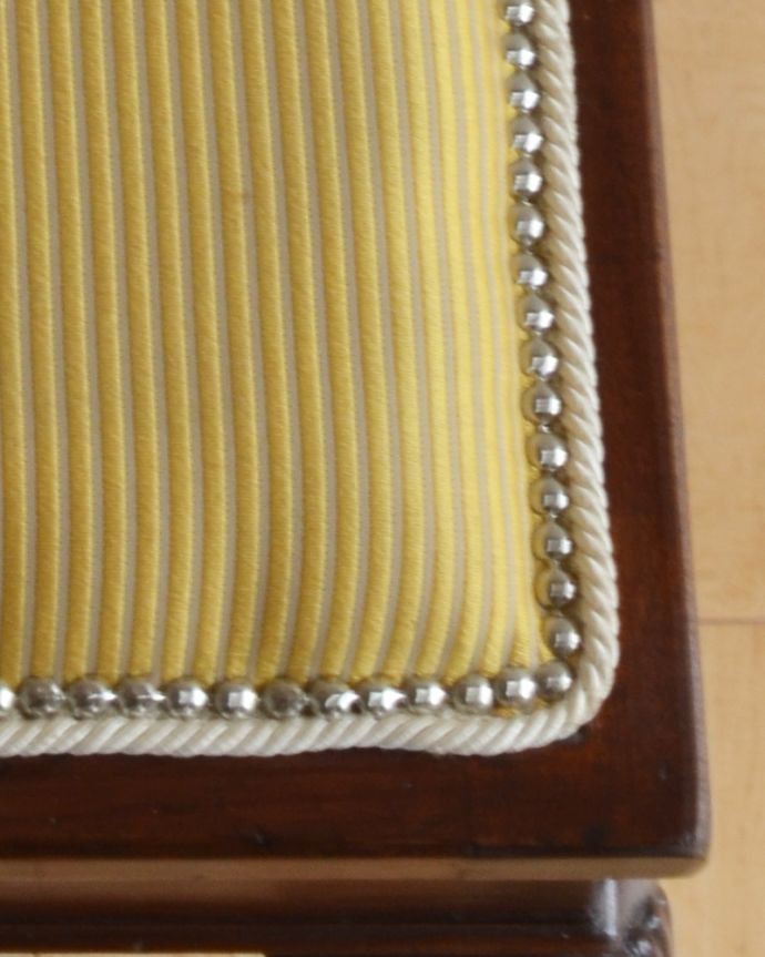 パッドフット　アンティーク チェア　マホガニー材のピアノスツール、気品漂うアンティーク英国家具。鋲に縁取られ、和な雰囲気にも合う生地が張られています。(k-1196-c)