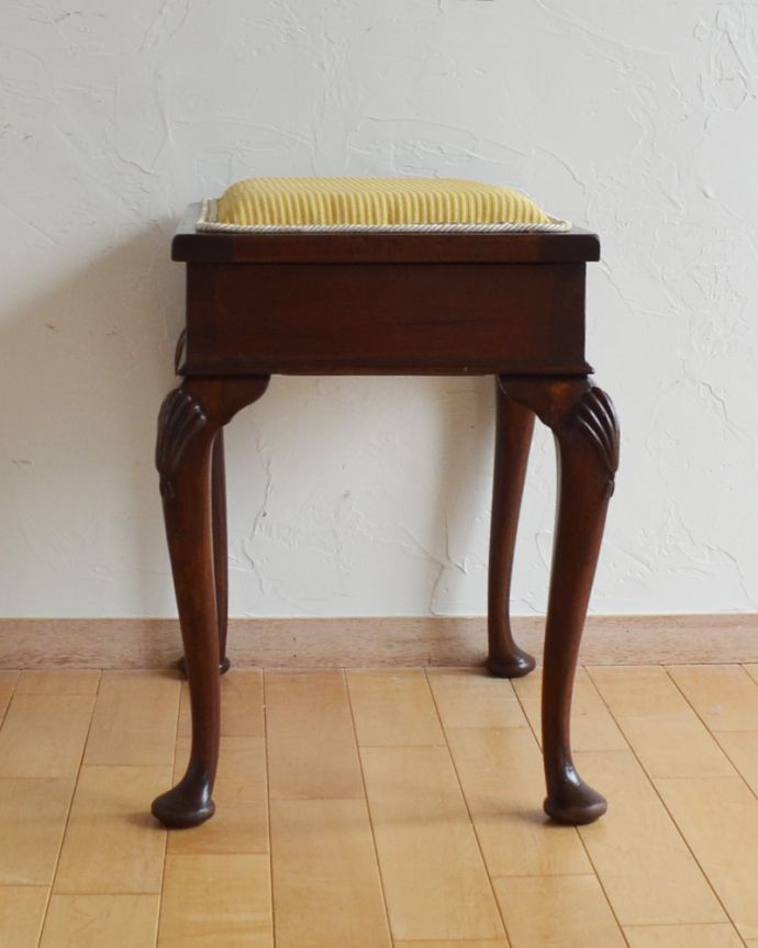 パッドフット　アンティーク チェア　マホガニー材のピアノスツール、気品漂うアンティーク英国家具。ネコ脚のバランスも美しく、１脚でもインテリアとして楽しめます。(k-1196-c)