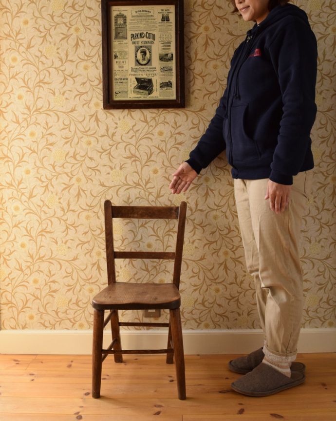 キッチンチェア　アンティーク チェア　イギリス輸入のアンティークチャイルドチェア、背もたれの２本ラインが素朴で可愛い。お部屋の片隅に置いて、クッションやバスケットなどを飾ってみてはいかがでしょう？（モデルの身長は157cmです）。(k-1197-c)