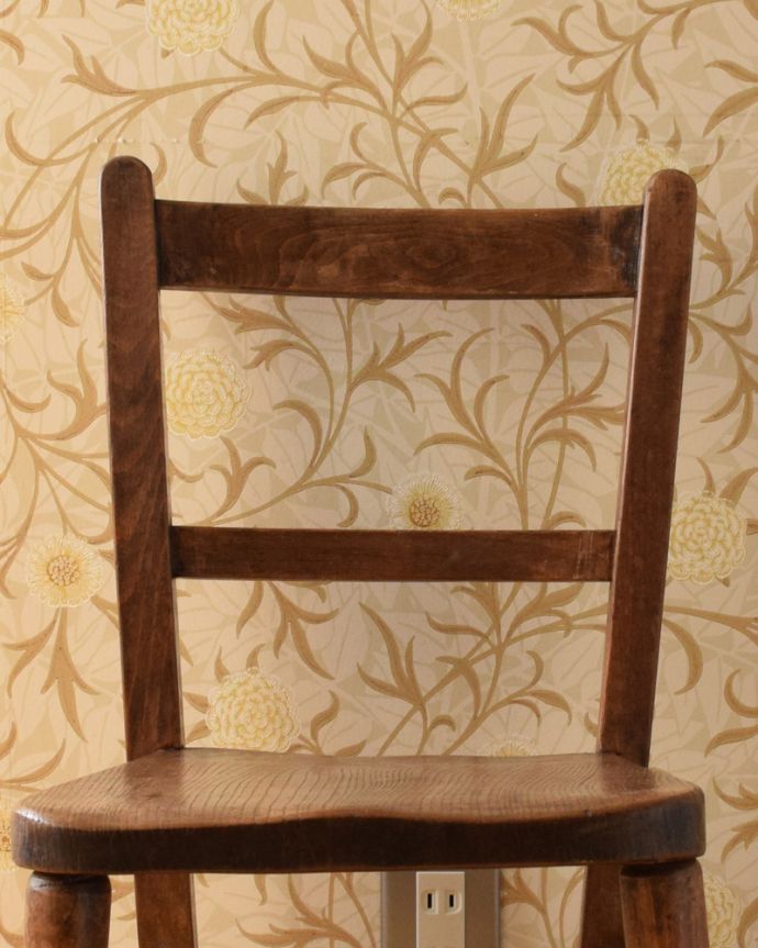 キッチンチェア　アンティーク チェア　イギリス輸入のアンティークチャイルドチェア、背もたれの２本ラインが素朴で可愛い。アンティークは新品ではないので、年月を経て、キズや汚れが付き、風合いが増しています。(k-1197-c)