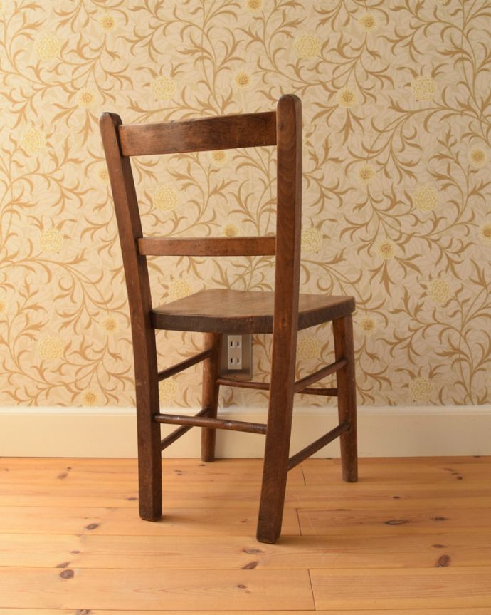 キッチンチェア　アンティーク チェア　イギリス輸入のアンティークチャイルドチェア、背もたれの２本ラインが素朴で可愛い。持ち運びも楽チンですよ。(k-1197-c)