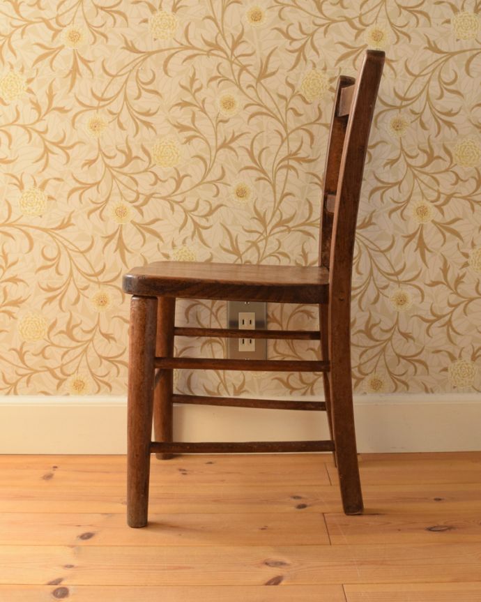 キッチンチェア　アンティーク チェア　イギリス輸入のアンティークチャイルドチェア、背もたれの２本ラインが素朴で可愛い。しっかりと支えてくてる背もたれの角度は、長く座っていても疲れません。(k-1197-c)