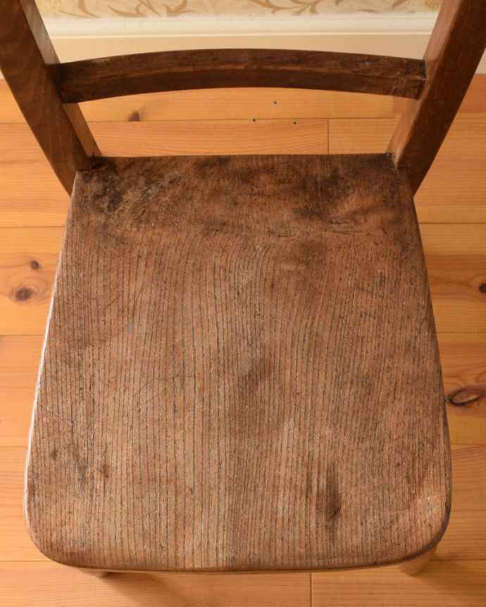 キッチンチェア　アンティーク チェア　イギリス輸入のアンティークチャイルドチェア、背もたれの２本ラインが素朴で可愛い。座ぐりしてあるので座りやすいですよ。(k-1197-c)