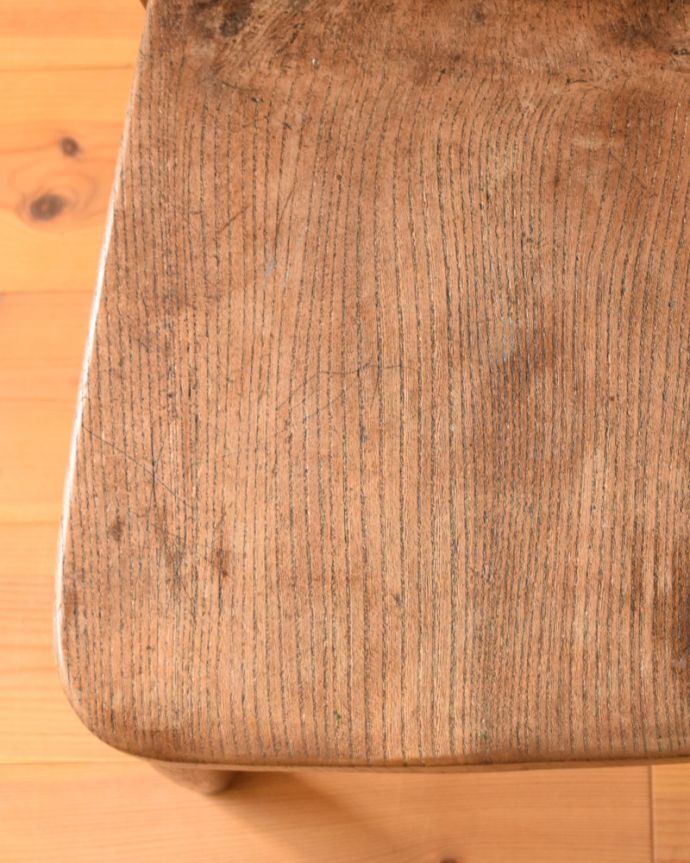 キッチンチェア　アンティーク チェア　イギリス輸入のアンティークチャイルドチェア、背もたれの２本ラインが素朴で可愛い。角が丸いので、小さなお子さまがいるご家庭にも安心してお使い頂けます。(k-1197-c)