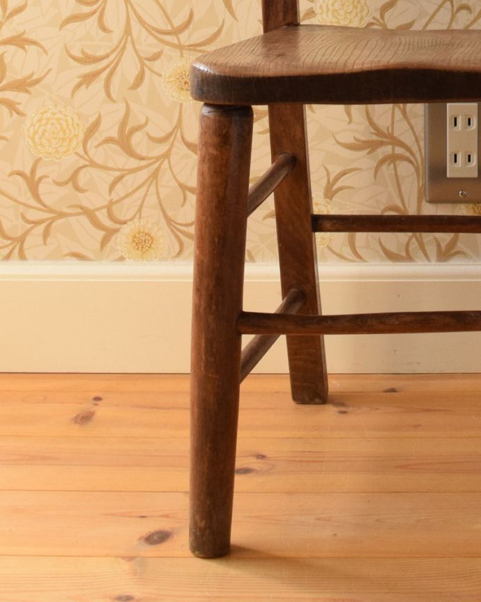 キッチンチェア　アンティーク チェア　イギリス輸入のアンティークチャイルドチェア、背もたれの２本ラインが素朴で可愛い。しっかりメンテナンスをしているので、大柄な男性が座っても大丈夫です。(k-1197-c)