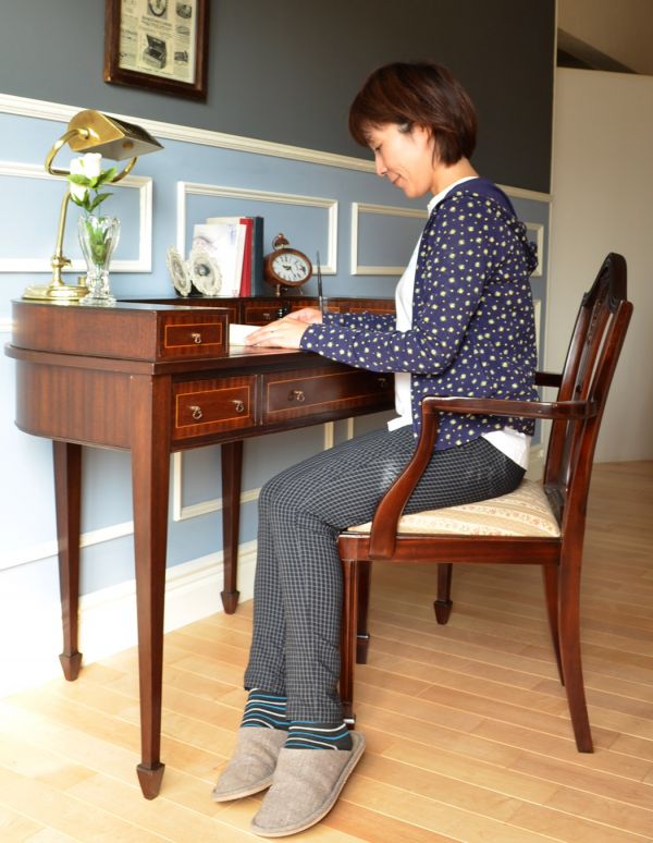 ロイドテーブル アンティーク家具 両面使える美しいアンティーク英国家具、マホガニー材のライティングデスク。デスクに座る時間を持つことで気持ちの切り替えができます。(k-1197-f)