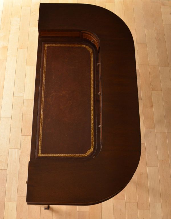 ロイドテーブル アンティーク家具 両面使える美しいアンティーク英国家具、マホガニー材のライティングデスク。広い天板は作業がしやすくて重宝しますよ!きちんとお直ししているので、天板もキレイな状態です。(k-1197-f)