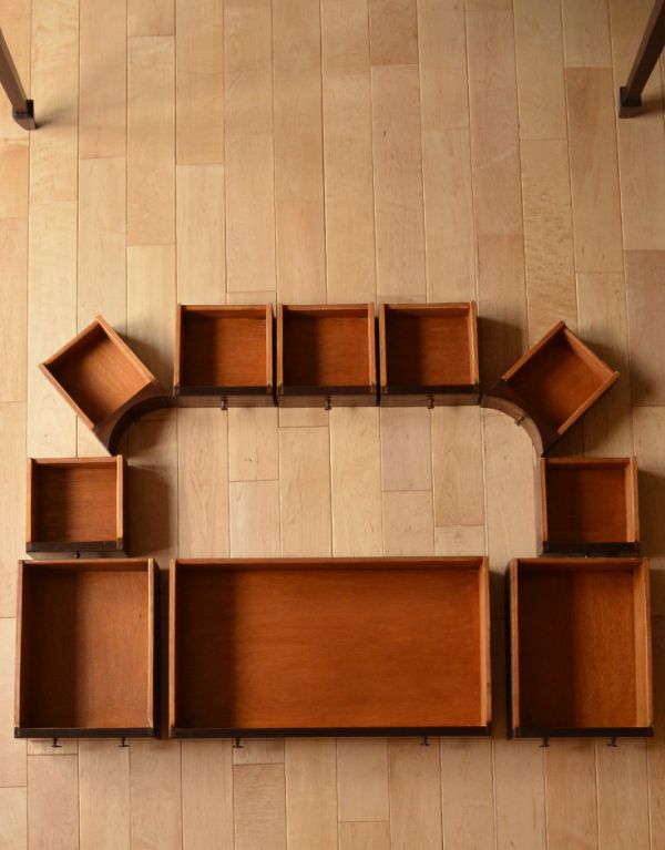 ロイドテーブル アンティーク家具 両面使える美しいアンティーク英国家具、マホガニー材のライティングデスク。便利な引き出し全部で10杯が付いています。(k-1197-f)