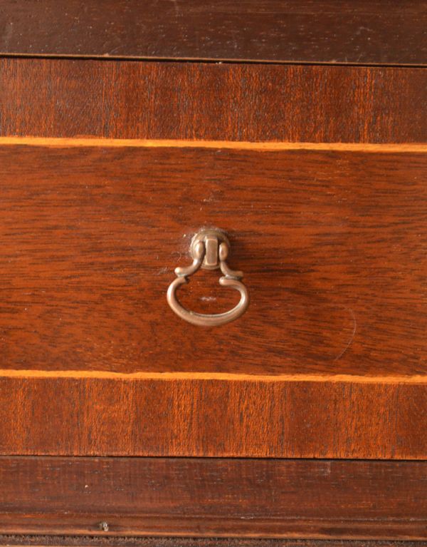 ロイドテーブル アンティーク家具 両面使える美しいアンティーク英国家具、マホガニー材のライティングデスク。引き出しの取っ手です。(k-1197-f)