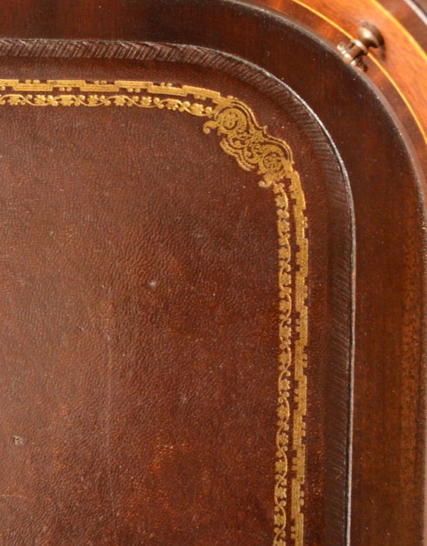 ロイドテーブル アンティーク家具 両面使える美しいアンティーク英国家具、マホガニー材のライティングデスク。広い天板は作業がしやすくて重宝しますよ!きちんとお直ししているので、天板もキレイな状態です。(k-1197-f)