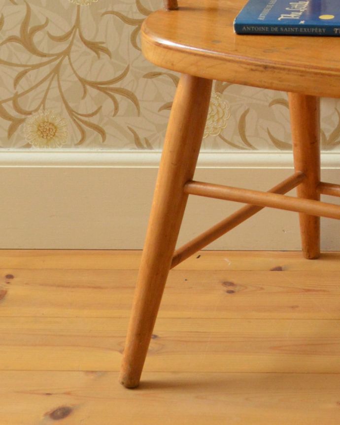 板座面　アンティーク チェア　めずらしいアーム付き！小さくて可愛いアンティークチャイルドチェア。メンテナンスをしっかりしているので大柄な男性でも安心してお掛けください。(k-1198-c)