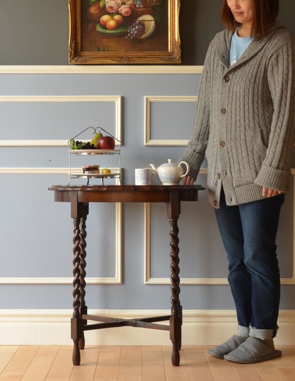 ロイドテーブル　アンティーク家具　英国のアンティーク家具、オーバル天板のオケージョナルテーブル。そっと壁に付けて置くだけで、オシャレな雰囲気に。(k-1199-f)