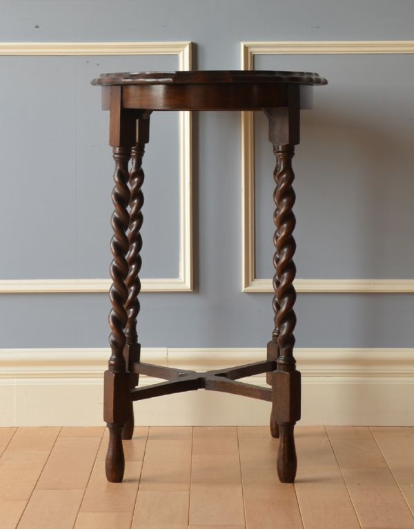 ロイドテーブル　アンティーク家具　英国のアンティーク家具、オーバル天板のオケージョナルテーブル。横から見ても美しいデザインです。(k-1199-f)