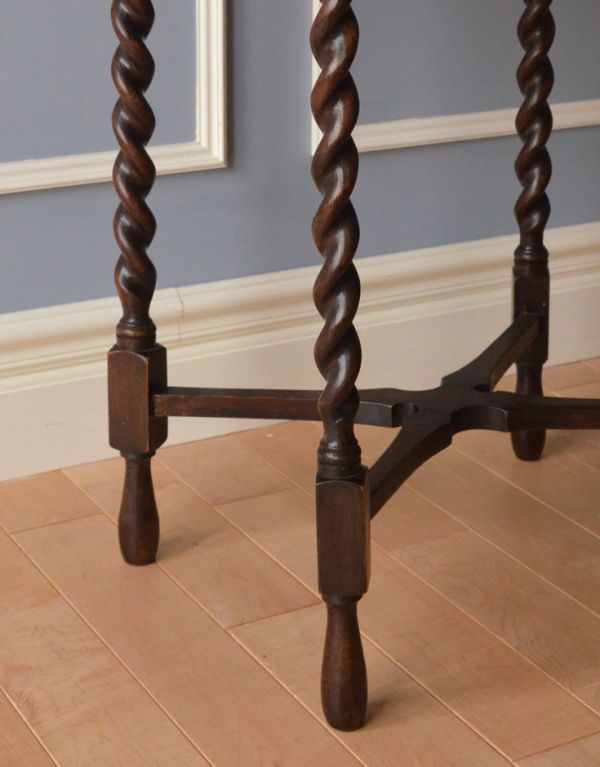 ロイドテーブル　アンティーク家具　英国のアンティーク家具、オーバル天板のオケージョナルテーブル。キチンとお直ししました。(k-1199-f)