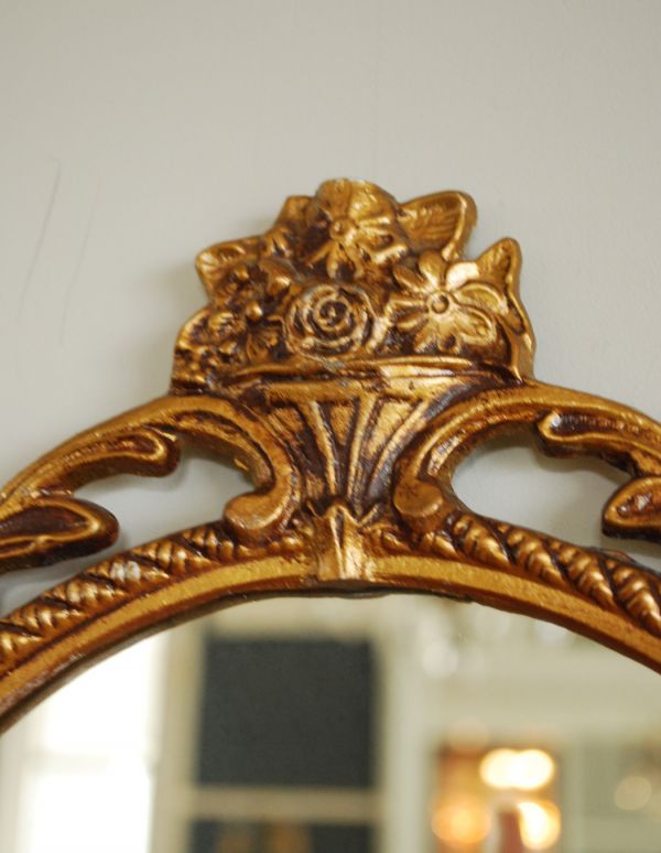 アンティーク カッティングミラー　アンティーク雑貨　花かご付きのエレガントなアンティークミラー（ゴールド）。トップには花かごの装飾が付いています。(k-1201-z)