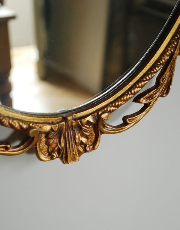 アンティーク カッティングミラー　アンティーク雑貨　花かご付きのエレガントなアンティークミラー（ゴールド）。ゴールド色のフレーム。(k-1201-z)