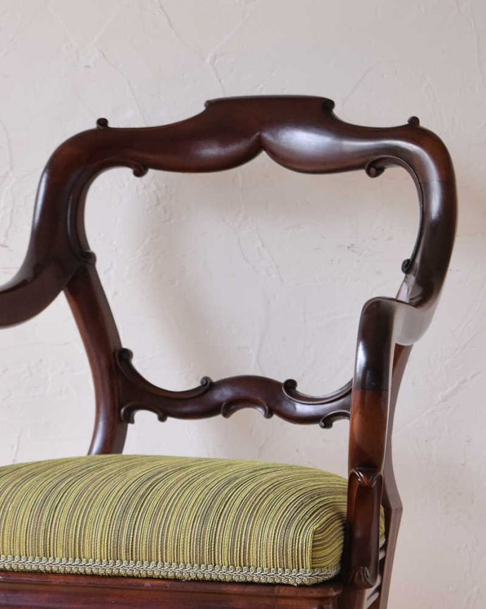 サロンチェア アンティーク チェア マホガニー材のアンティーク椅子、イギリスのアーム付きバルーンバックチェア。背もたれのデザインがとてもキレイ。(k-1202-c)