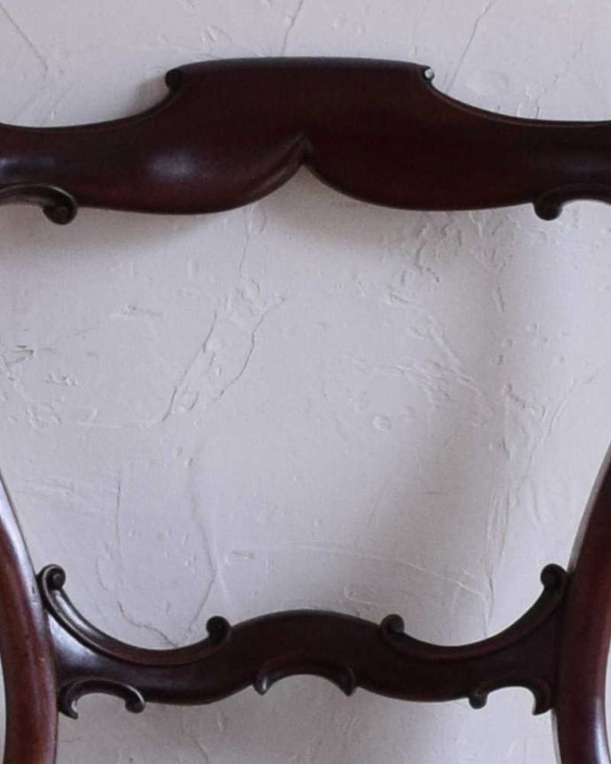 サロンチェア アンティーク チェア マホガニー材のアンティーク椅子、イギリスのアーム付きバルーンバックチェア。背もたれに細やかな飾りが付いています。(k-1202-c)