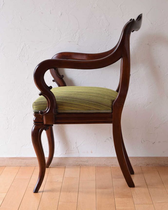 サロンチェア アンティーク チェア マホガニー材のアンティーク椅子、イギリスのアーム付きバルーンバックチェア。横から見ても綺麗な装飾が楽しめます。(k-1202-c)
