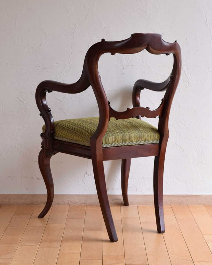 サロンチェア アンティーク チェア マホガニー材のアンティーク椅子、イギリスのアーム付きバルーンバックチェア。アンティークは新品ではないので、もちろん経年変化によるキズはありますが、専門の職人が目立たないようキレイにお直しをしているので、後姿までキレイです。(k-1202-c)