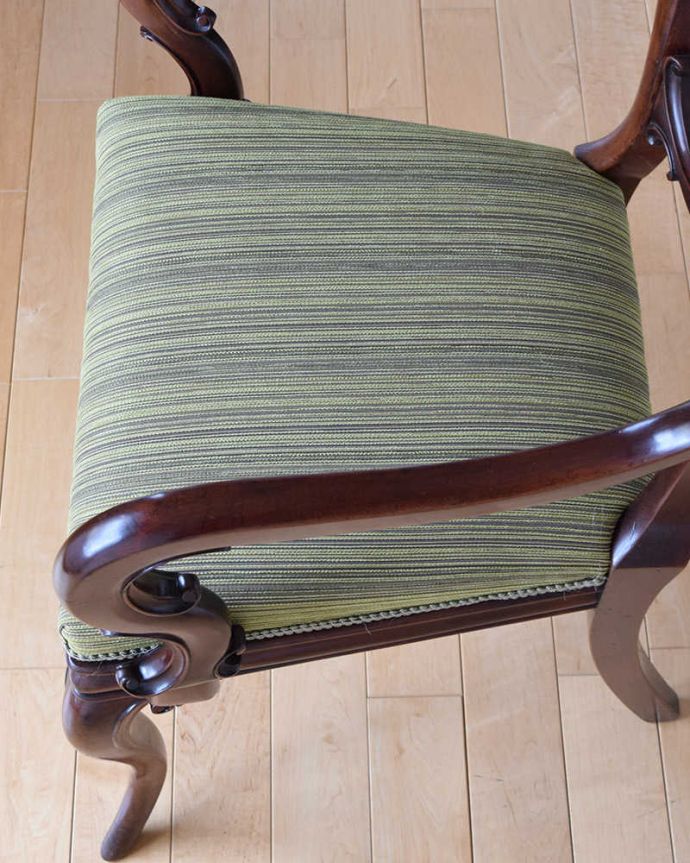 サロンチェア アンティーク チェア マホガニー材のアンティーク椅子、イギリスのアーム付きバルーンバックチェア。座面は、布が貼ってあるので、長時間座っても疲れません。(k-1202-c)