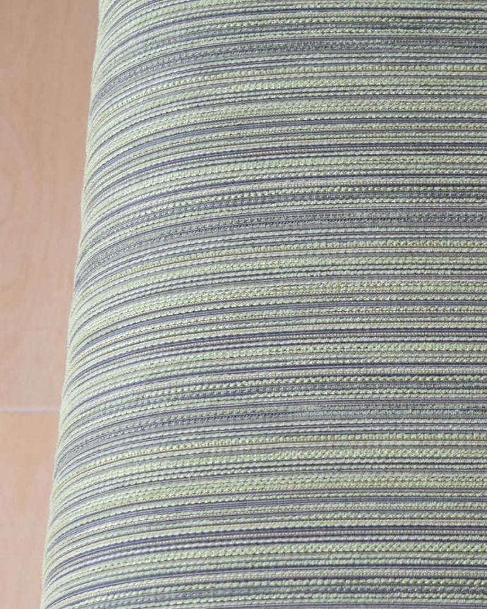 サロンチェア アンティーク チェア マホガニー材のアンティーク椅子、イギリスのアーム付きバルーンバックチェア。座面の生地は、新しい生地に張り替えています。(k-1202-c)