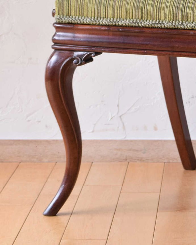 サロンチェア アンティーク チェア マホガニー材のアンティーク椅子、イギリスのアーム付きバルーンバックチェア。メンテナンスをしっかりしているので、安心してお掛けください。(k-1202-c)