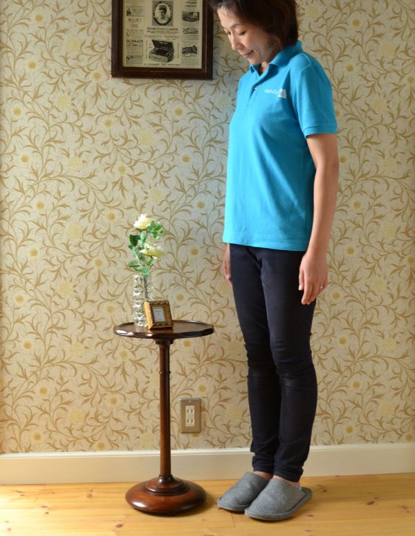 ロイドテーブル アンティーク家具 イギリスのアンティーク家具、コンパクトなティーテーブル(オケージョナルテーブル)。お部屋の片隅に置いてあるだけでオシャレな空気に!(モデルの身長は163cmです)【 全体 】直径31×高さ55cm。(k-1202-f)