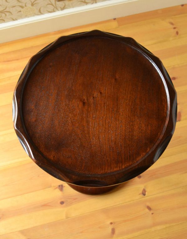 ロイドテーブル アンティーク家具 イギリスのアンティーク家具、コンパクトなティーテーブル(オケージョナルテーブル)。流れるような木目がとっても綺麗です。(k-1202-f)