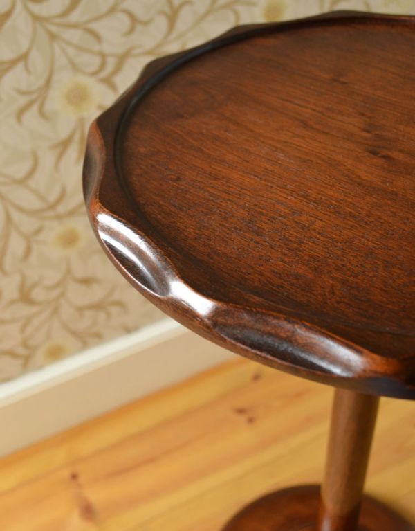 ロイドテーブル アンティーク家具 イギリスのアンティーク家具、コンパクトなティーテーブル(オケージョナルテーブル)。縁の立体的なデザインがとてもお洒落です。(k-1202-f)