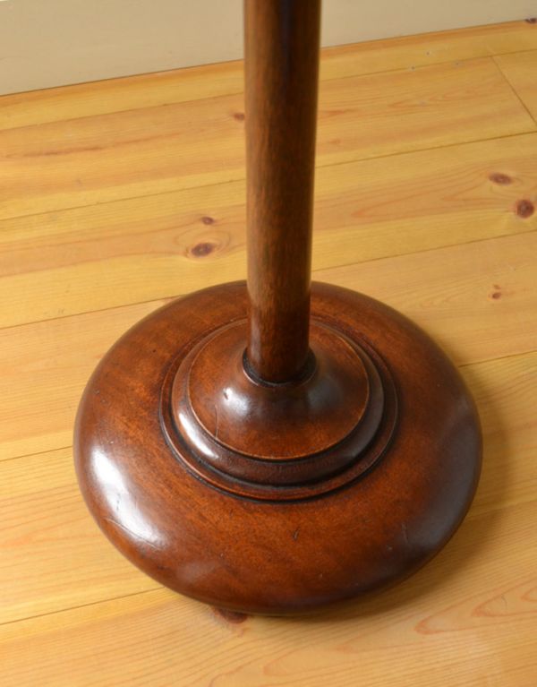 ロイドテーブル アンティーク家具 イギリスのアンティーク家具、コンパクトなティーテーブル(オケージョナルテーブル)。脚先までこだわっています。(k-1202-f)