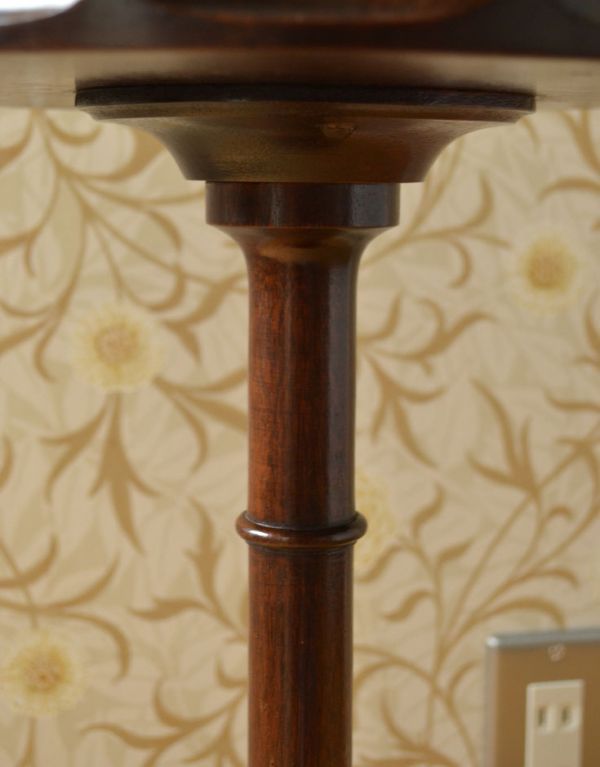 ロイドテーブル アンティーク家具 イギリスのアンティーク家具、コンパクトなティーテーブル(オケージョナルテーブル)。隅々までキレイなデザインです。(k-1202-f)