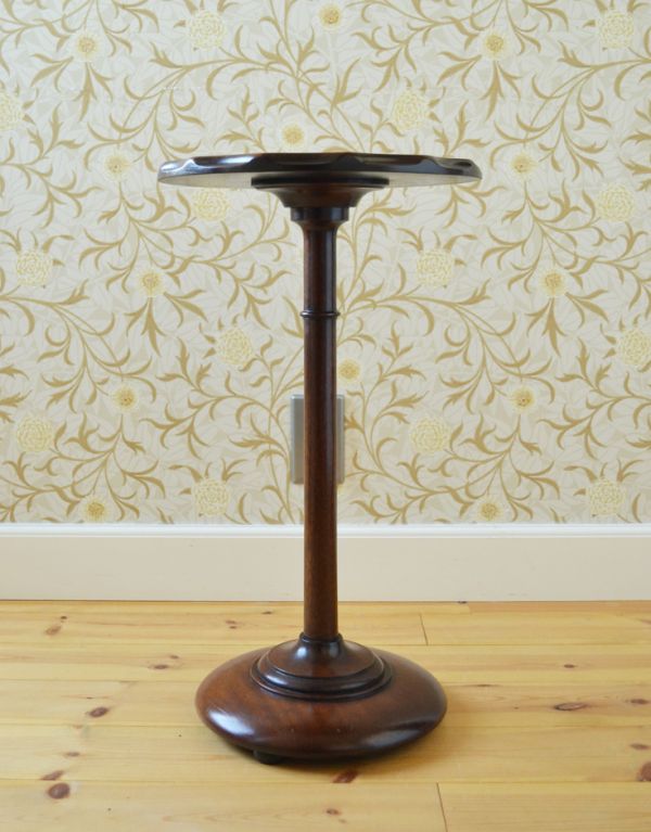 ロイドテーブル アンティーク家具 イギリスのアンティーク家具、コンパクトなティーテーブル(オケージョナルテーブル)。安定性があるので、花器を置くのにピッタリ!玄関やリビング、どこでも使えて絵になります。(k-1202-f)