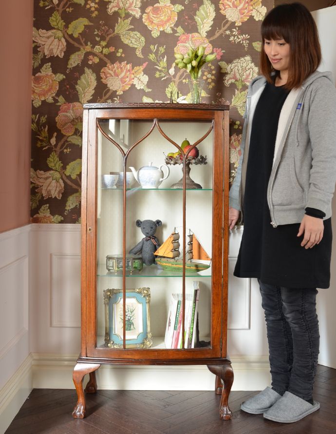アンティークのキャビネット　アンティーク家具　コンパクトなサイズが嬉しい、英国アンティークのガラスキャビネット（飾り棚）。リビングや寝室、玄関などで試してみてください。(k-1204-f)