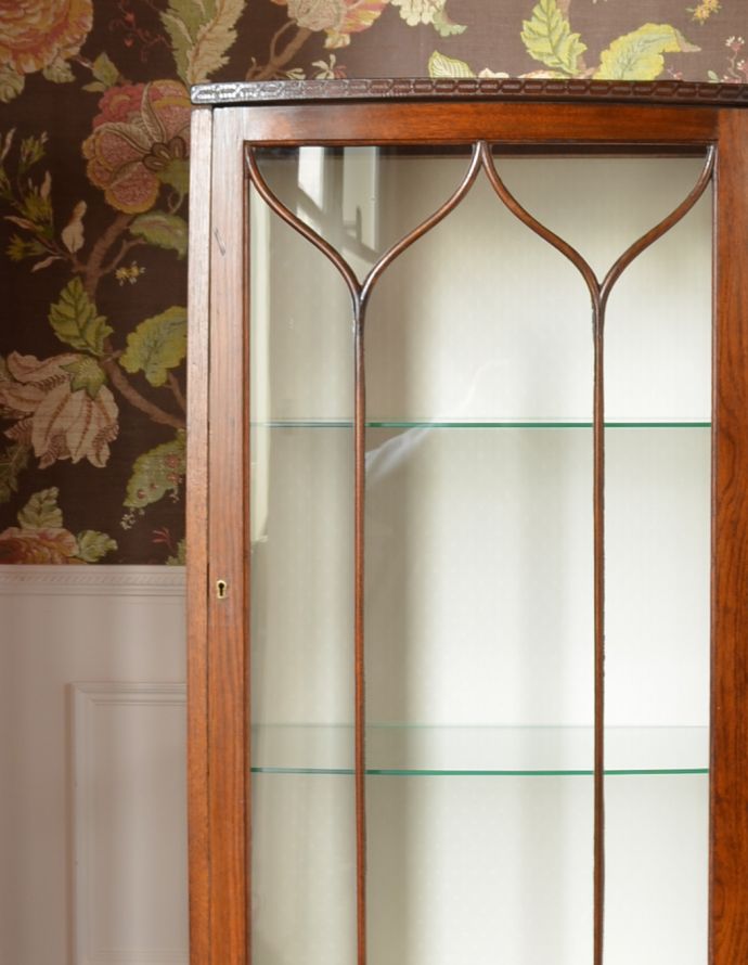 アンティークのキャビネット　アンティーク家具　コンパクトなサイズが嬉しい、英国アンティークのガラスキャビネット（飾り棚）。アンティークのガラスがキレイにはめ込んであります。(k-1204-f)