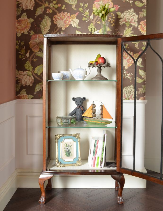 アンティークのキャビネット　アンティーク家具　コンパクトなサイズが嬉しい、英国アンティークのガラスキャビネット（飾り棚）。棚板は２枚です。(k-1204-f)