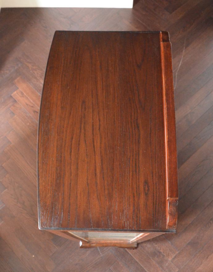 アンティークのキャビネット　アンティーク家具　コンパクトなサイズが嬉しい、英国アンティークのガラスキャビネット（飾り棚）。ピカピカにお直ししました。(k-1204-f)