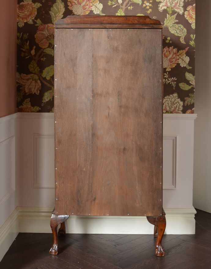 アンティークのキャビネット　アンティーク家具　コンパクトなサイズが嬉しい、英国アンティークのガラスキャビネット（飾り棚）。きちんとメンテナンスしてあるので、裏側もキレイです。(k-1204-f)