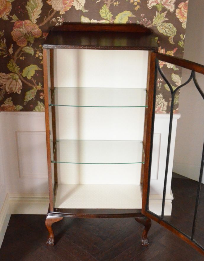 アンティークのキャビネット　アンティーク家具　コンパクトなサイズが嬉しい、英国アンティークのガラスキャビネット（飾り棚）。食器や写真立て、本やDVDなどなど、たくさん飾ればディスプレイの幅が広がります！。(k-1204-f)