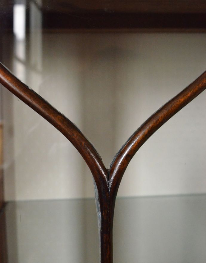 アンティークのキャビネット　アンティーク家具　コンパクトなサイズが嬉しい、英国アンティークのガラスキャビネット（飾り棚）。ガラスももちろん当時のもの。(k-1204-f)