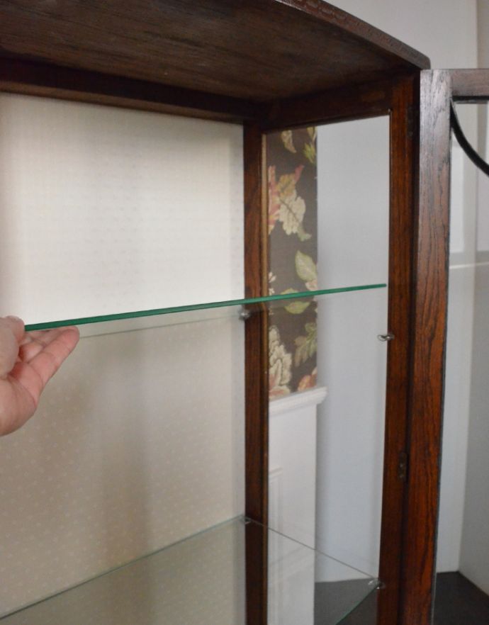 アンティークのキャビネット　アンティーク家具　コンパクトなサイズが嬉しい、英国アンティークのガラスキャビネット（飾り棚）。ガラスの棚板は可動です。(k-1204-f)