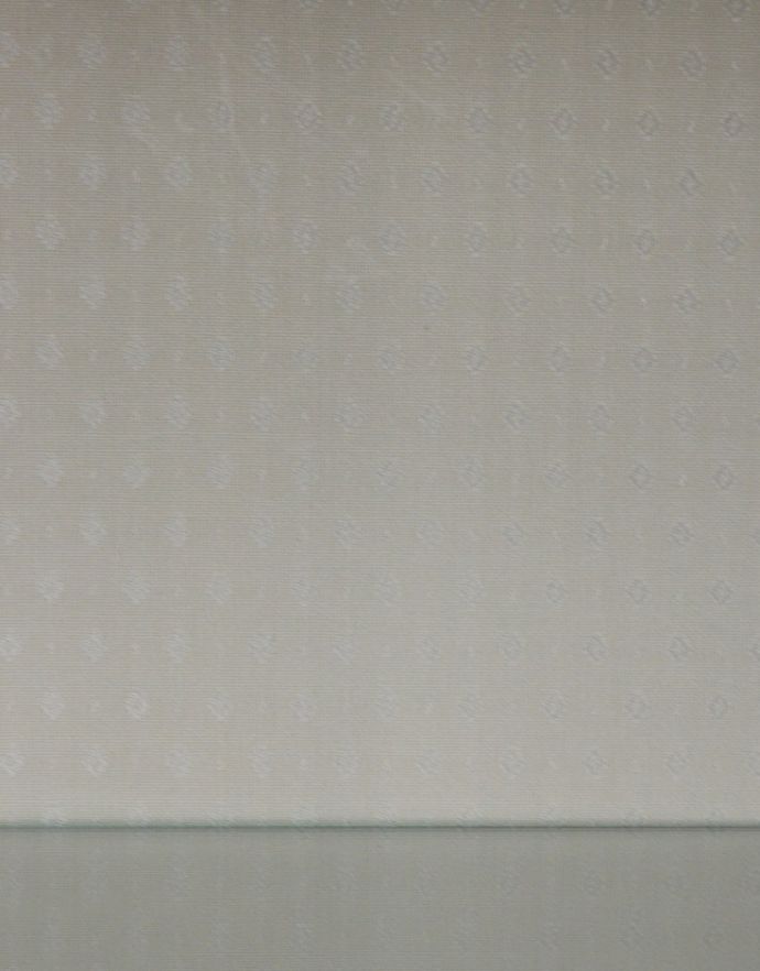 アンティークのキャビネット　アンティーク家具　コンパクトなサイズが嬉しい、英国アンティークのガラスキャビネット（飾り棚）。背板にはシンプルな生地が貼ってあります。(k-1204-f)