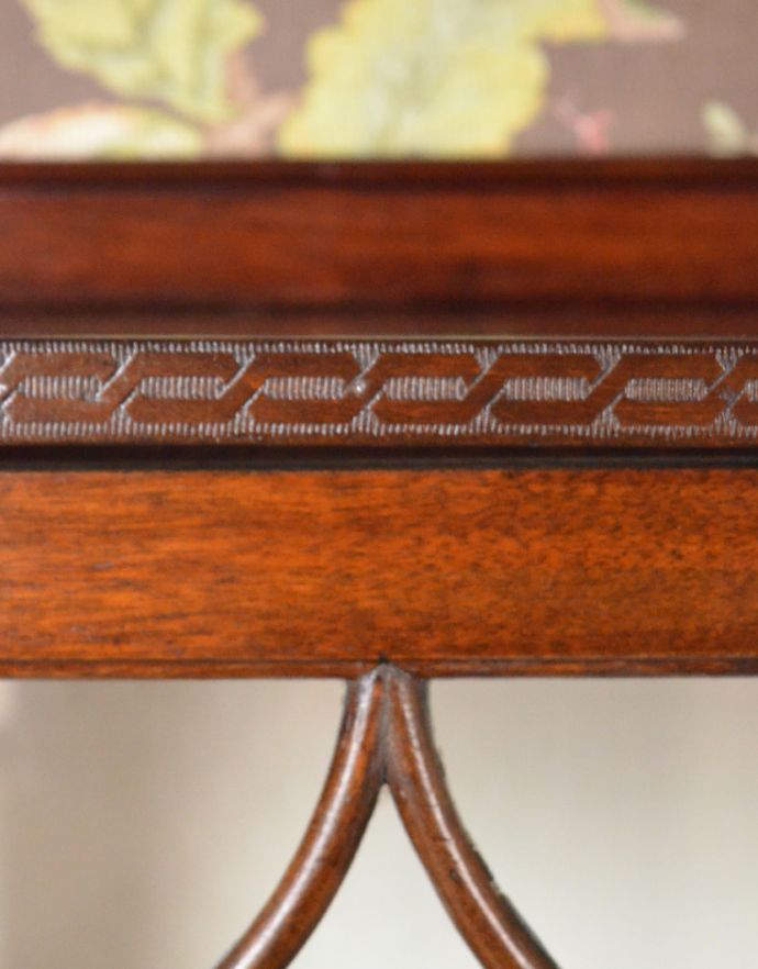 アンティークのキャビネット　アンティーク家具　コンパクトなサイズが嬉しい、英国アンティークのガラスキャビネット（飾り棚）。風格と品があるので、リビングはもちろん、和室や書斎、客間にも最適。(k-1204-f)