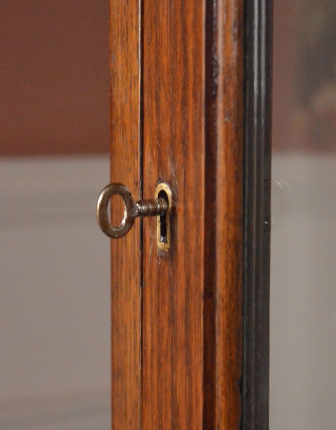 アンティークのキャビネット　アンティーク家具　コンパクトなサイズが嬉しい、英国アンティークのガラスキャビネット（飾り棚）。鍵は使えます。(k-1204-f)