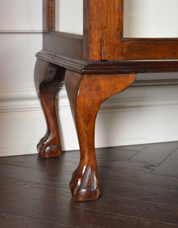 アンティークのキャビネット　アンティーク家具　コンパクトなサイズが嬉しい、英国アンティークのガラスキャビネット（飾り棚）。安定感のある脚がしっかり支えます。(k-1204-f)