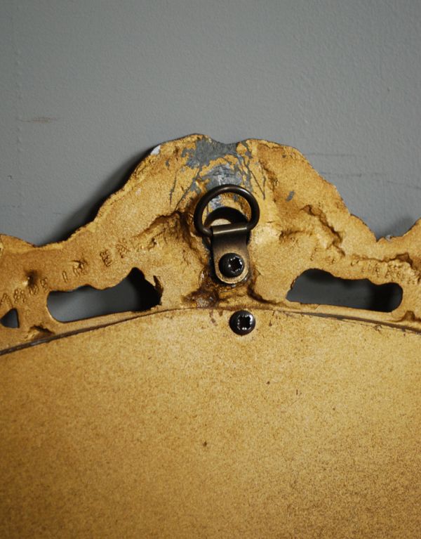 アンティーク カッティングミラー アンティーク雑貨 お花の装飾がエレガントなアンティークミラー(ゴールド)。壁に掛けられる金具が付いているので、簡単に飾ることが出来ます。(k-1204-z)